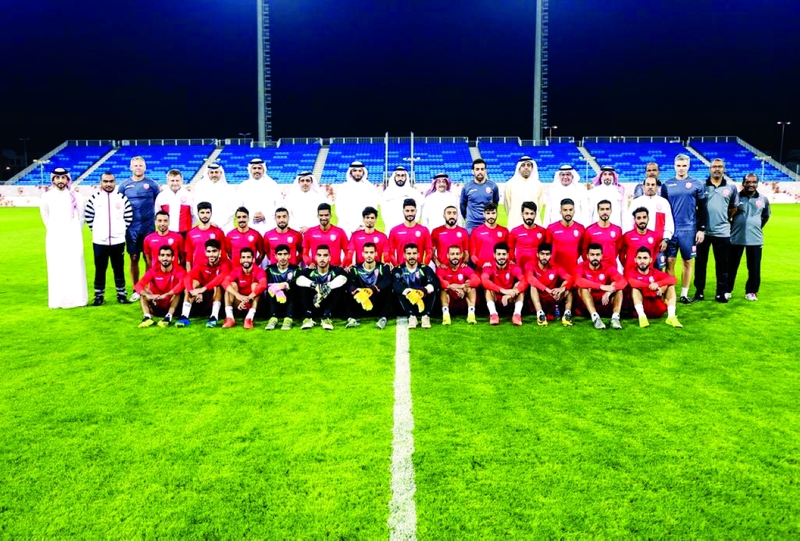 "صورة جماعية لمنتخب البحرين قبل بدء المران | البيان"