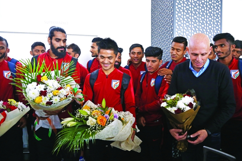 "جانب من استقبال منتخب الهند في مطار أبوظبي | البيان"