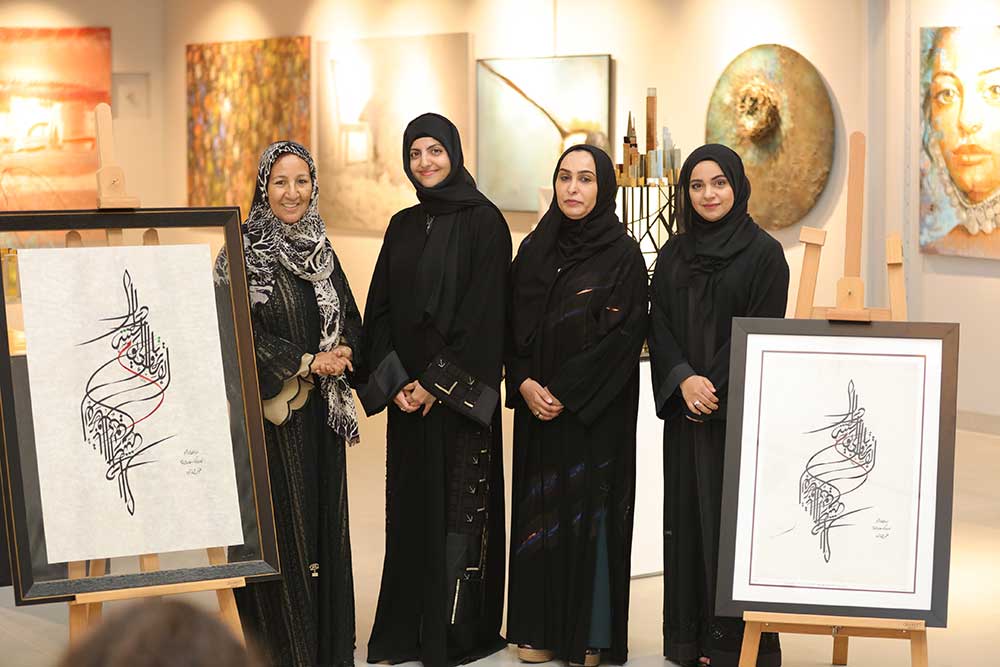 "مريم البلوشي تتوسط الدكتورة نجاة مكي وعائشة العبار وأمل آل علي"