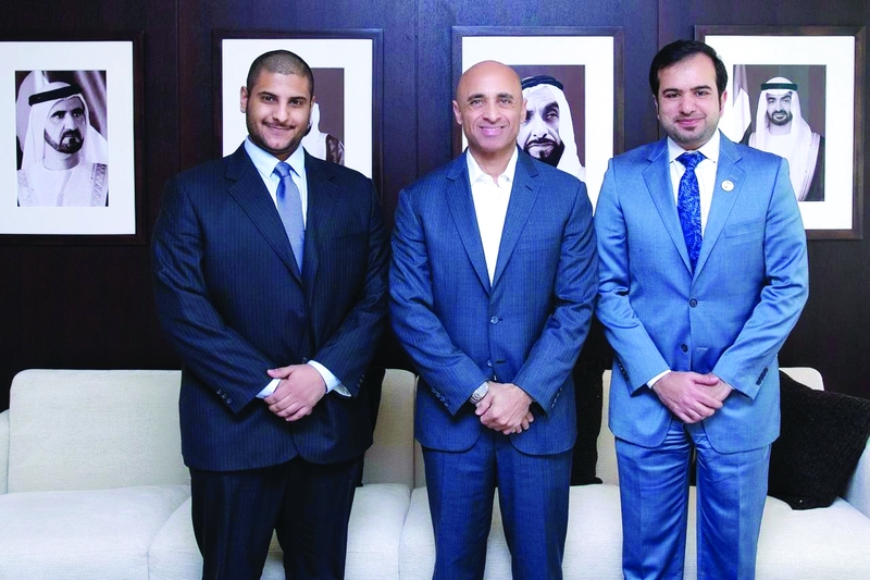 سفير الإمارات في واشنطن يكرّم مبتعثاً من شرطة أبوظبي لتميزه