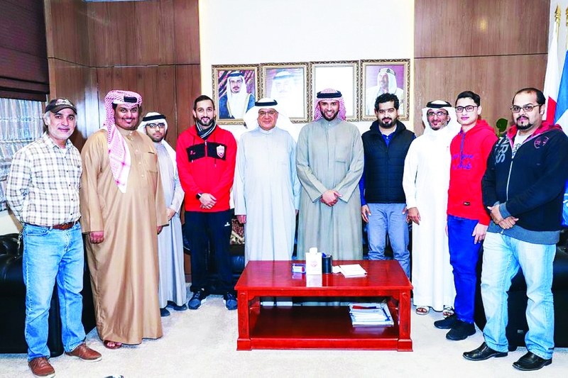 "Ⅶ رئيس الاتحاد يتوسط الفريق الإعلامي | البيان"