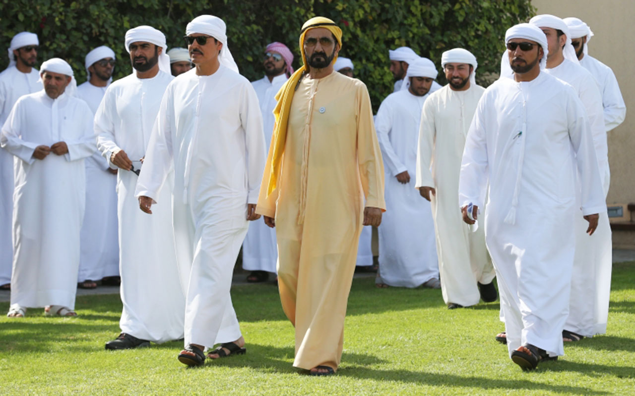 "محمد بن راشد خلال متابعته السباق بمهرجان القدرة | تصوير: دينيس ملاري"