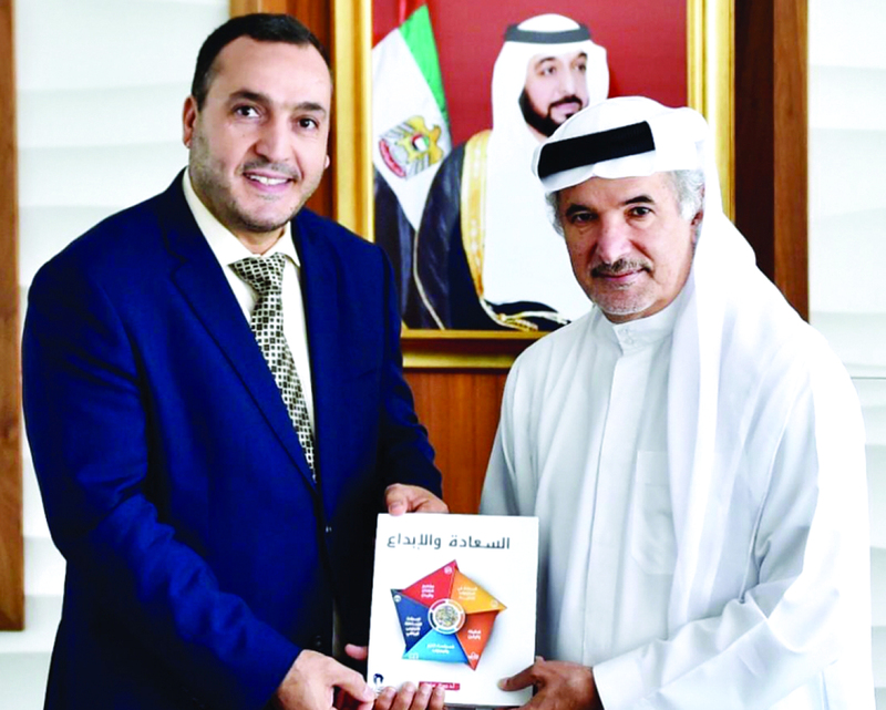 "سعيد حارب يتسلم نسخة من الكتاب | البيان"