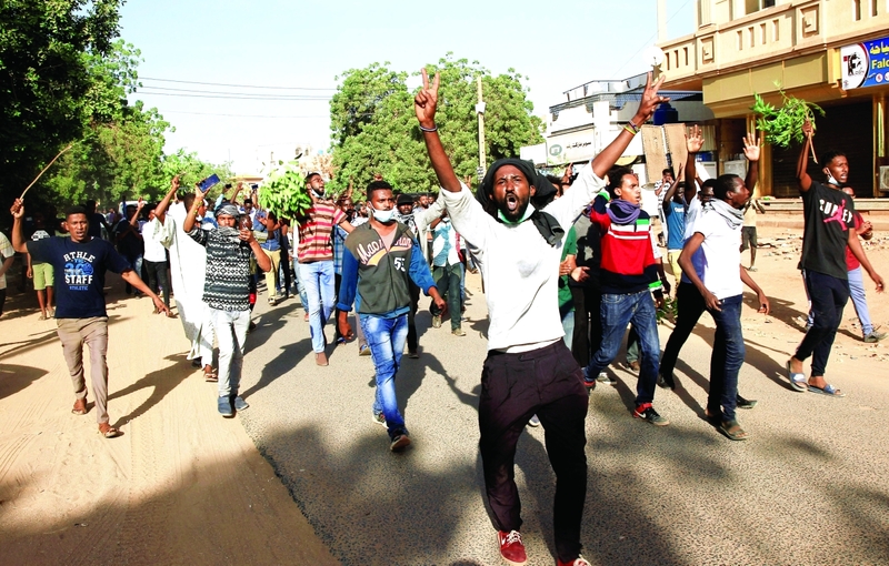 احتجاجات السودان تتواصل واعتقال 13 قيادياً معارضاً