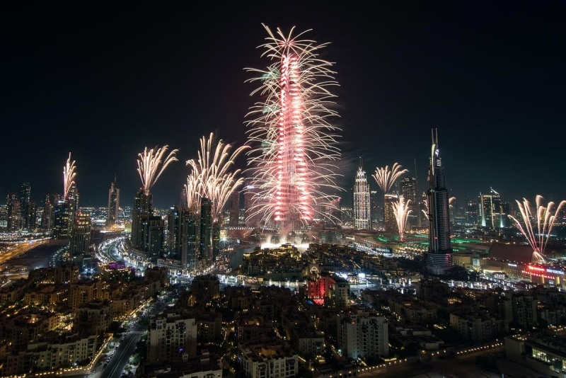 دبي تتزيّن بالألعاب النارية في ليلة رأس السنة