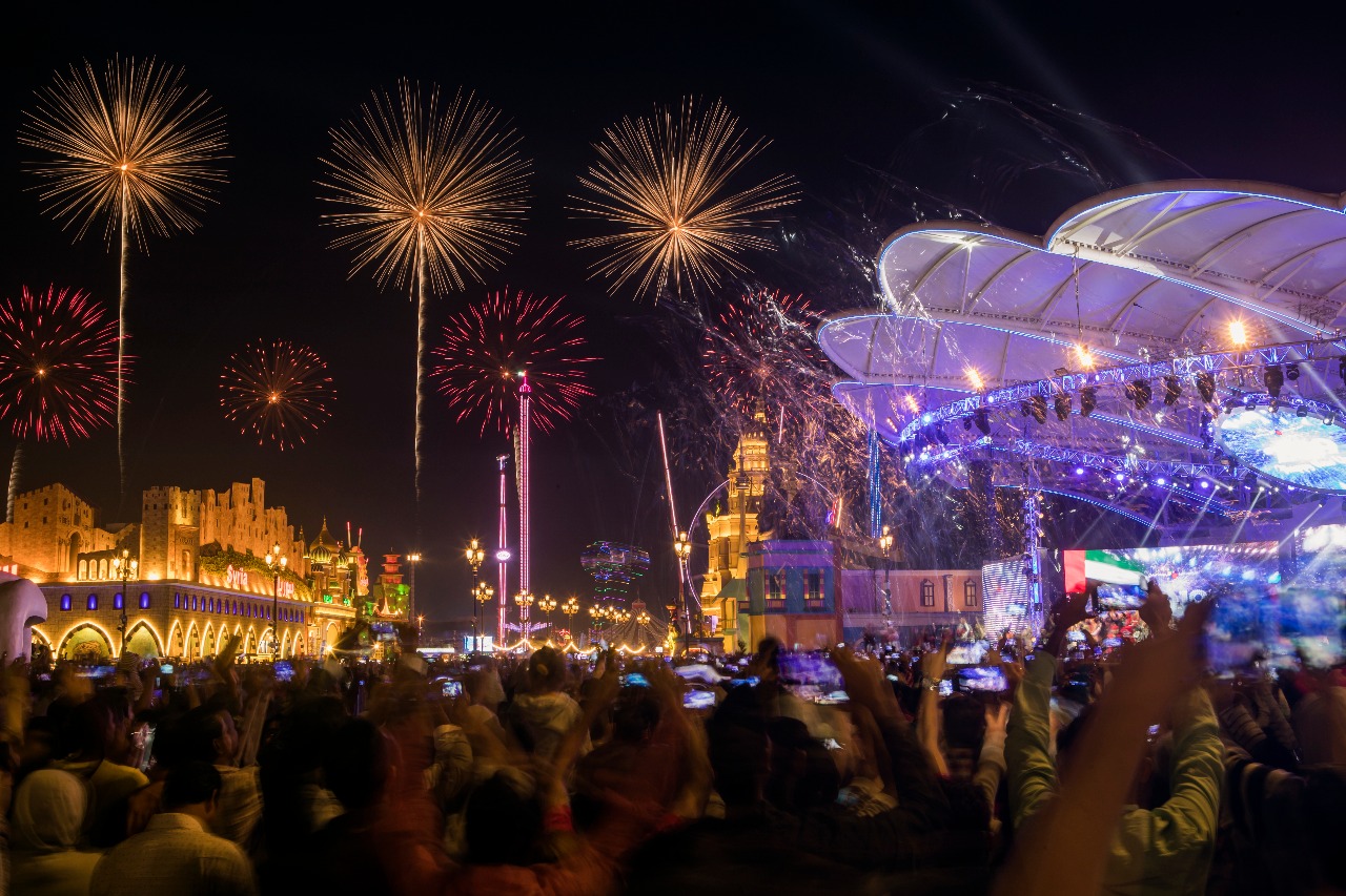 بالصور والفيديو.. جمهور غفير يحضر احتفالات القرية العالمية برأس السنة