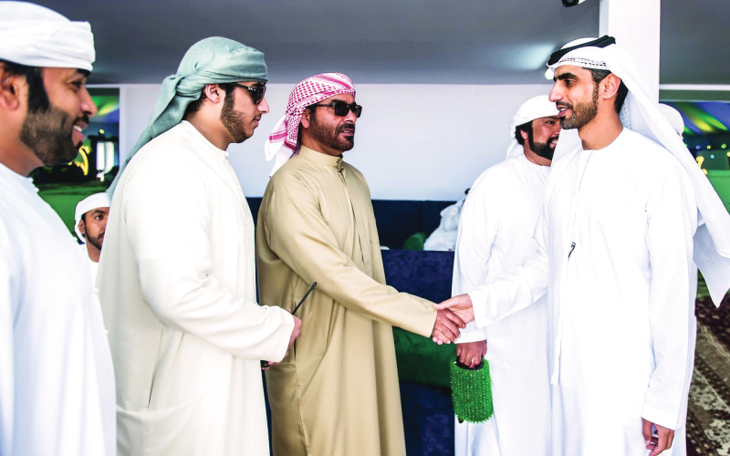 "راشد بن مرخان يحيي الصقارين في اليوم الافتتاحي | البيان"