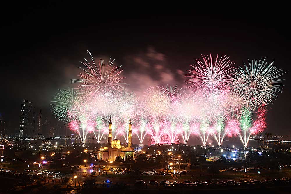 "الألعاب النارية في بحيرة خالد بالشارقة استقبالا لعام 2019  .  تصوير- يونس يونس"