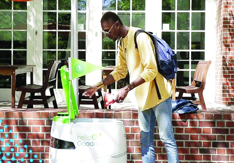 «روبوت» يقدم أغذية ومشروبات لطلبة الجامعة