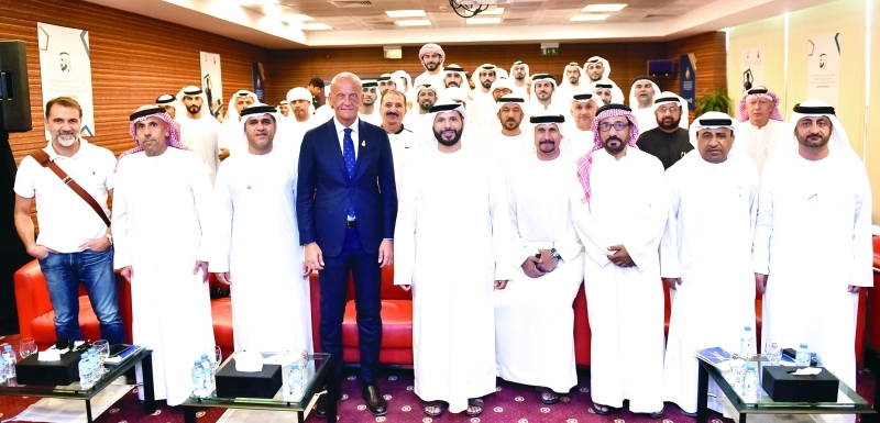 "بن غليطة وكولينا يتوسطان المشاركين في الورشة | البيان"