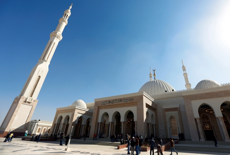 السيسي يفتتح مسجداً وأكبر كاتدرائية بالمنطقة