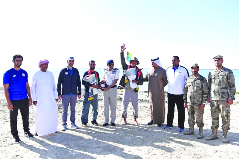 شرطة أبوظبي تكرّم مواطنين أبحرا من رأس الخيمة إلــى أبوظبي