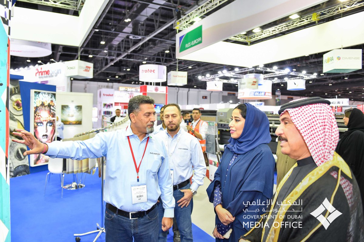 منى المري تفتتح معرض الشرق الأوسط للوحات والتصميمات الإعلانية 2019