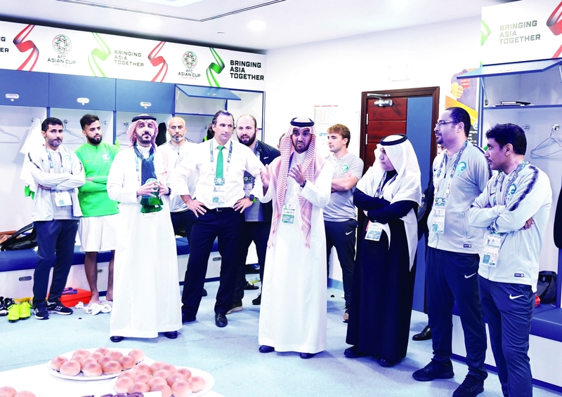 "عبدالعزيز بن تركي يهنئ اللاعبين بالتأهل بحضور قصي الفواز | البيان"
