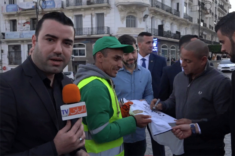 روبرتو كارلوس يكرّم عامل نظافة بقميص الريال في الجزائر