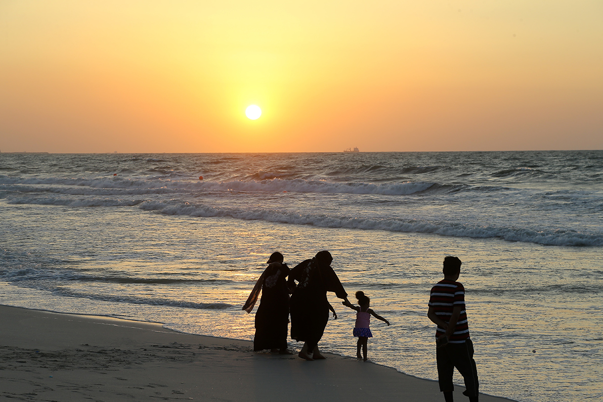 "عائلة تقضي وقتا ممتعا على كورنيش عجمان – تصوير غلام كركر"