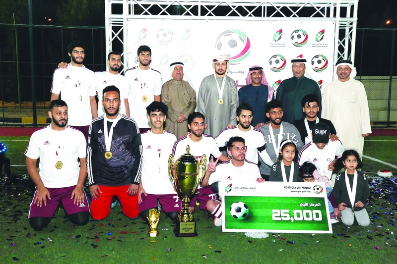 "لقطة من تتويج فريق الرمس بكأس البطولة | البيان"