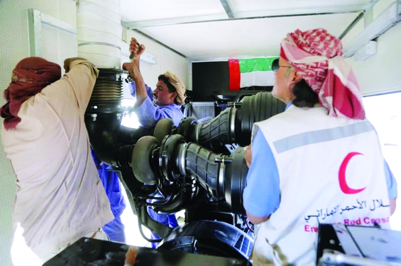 "متطوعون في «الهلال» خلال تجهيز المولد | وام"
