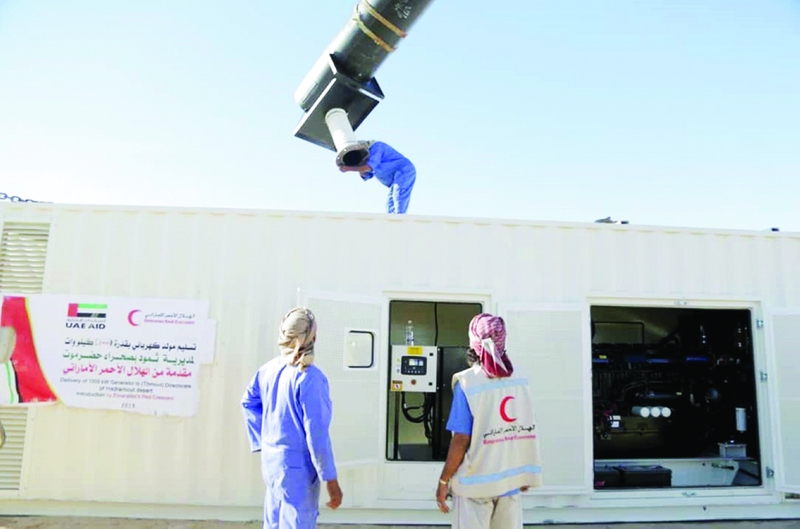"جانب من عملية تسليم المولد الكهربائي في ثمود | وام"