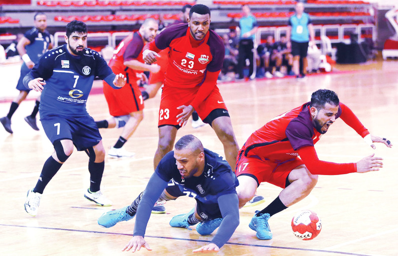 "قتال على الكرة بين شباب الأهلي والنصر | تصوير: غلام كاركر"