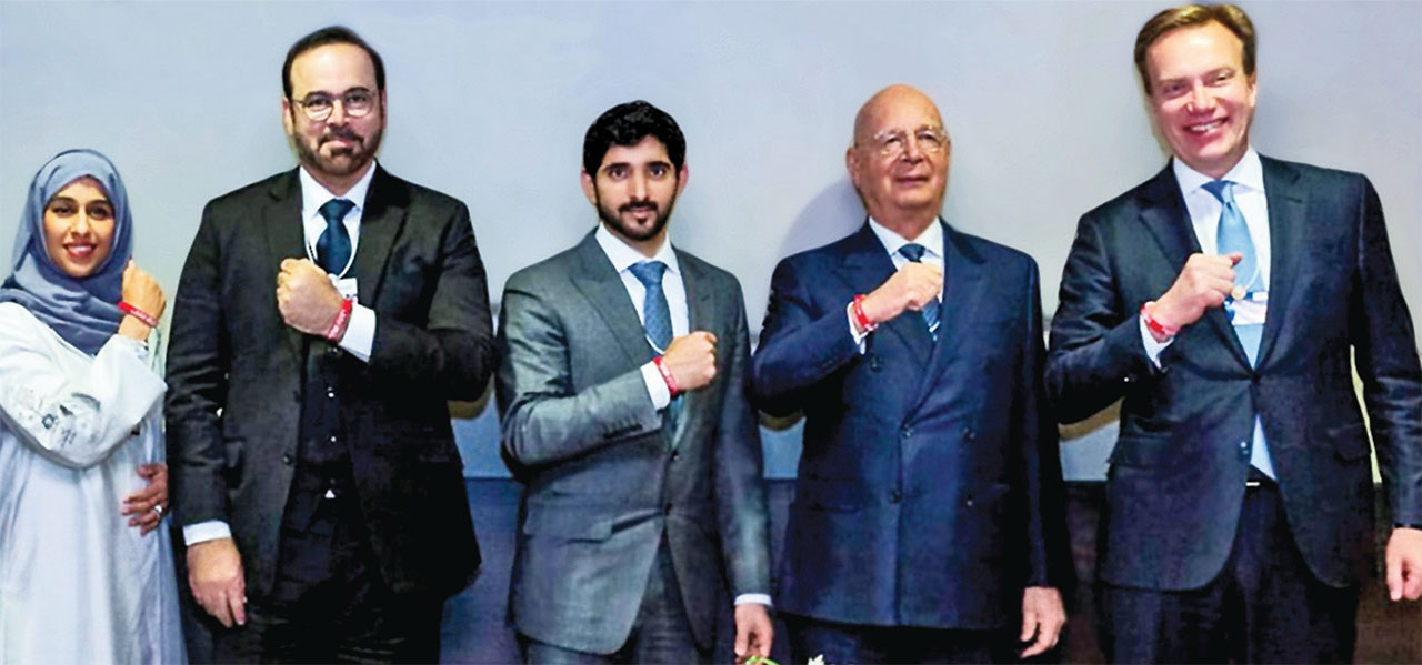 "حمدان بن محمد يضع سوار الأولمبياد الخاص بحضور كلاوس شواب ومحمد القرقاوي وحصة بوحميد | من المصدر"
