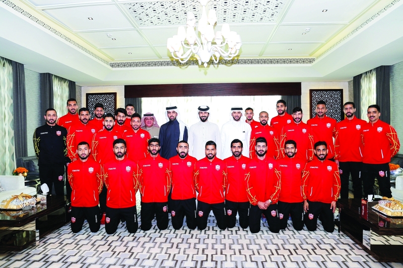 "ناصر بن حمد خلال استقباله للاعبي المنتخب البحريني | البيان"