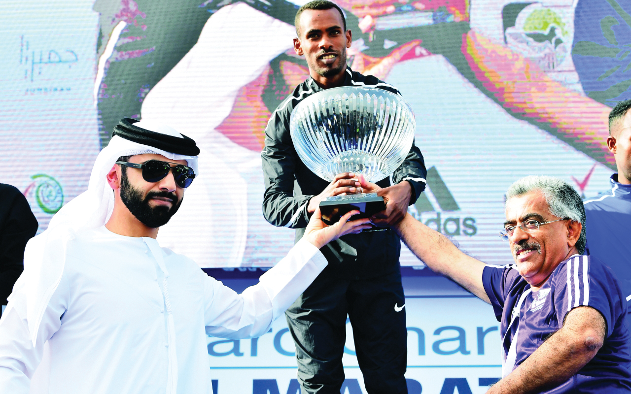 منصور بن محمد يتوّج أبطال ماراثون دبي 2019