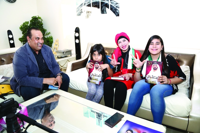 "الزميل ياسر قاسم ملتقياً سارة عاشقة الإمارات وعائلتها | تصوير: يونس يونس"