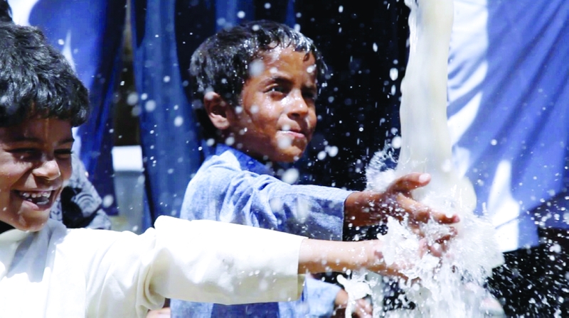 "■ أطفال يمنيون يبتهجون بالمياه | وام"