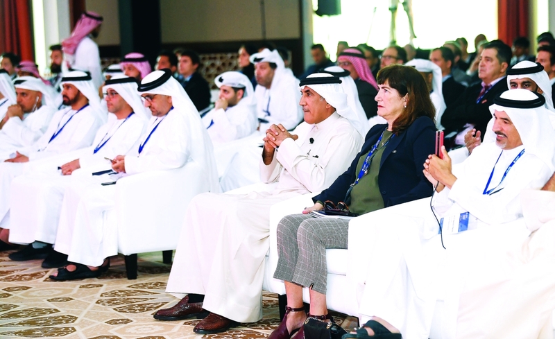 "محمد الرميثي وسعيد حارب وعارف العواني خلال افتتاح جلسات قمة قيادات العالم الرياضية | تصوير: سيف الكعبي"