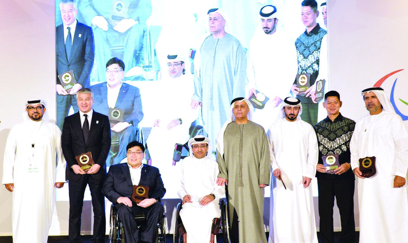 "مطر الطاير مع كبار الحضور من اللجنة البارالمبية الآسيوية | البيان"