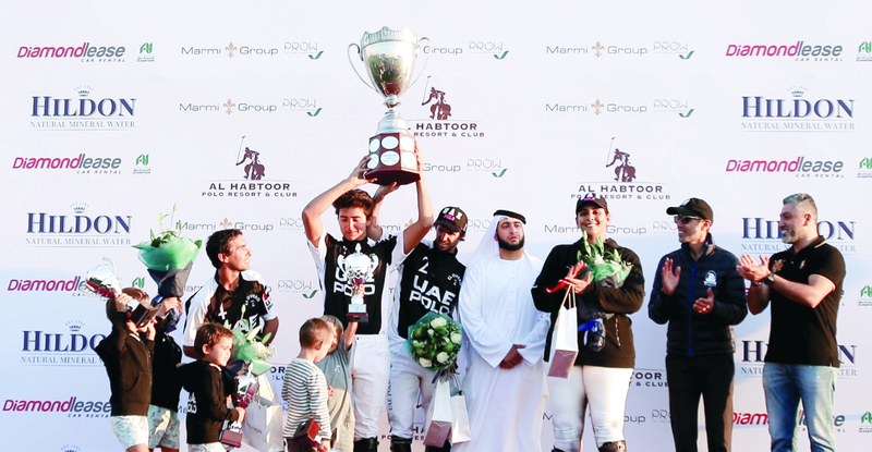 "■راشد بن حمدان يتوج فريق الإمارات بكأس البطولة | تصوير: زافير"