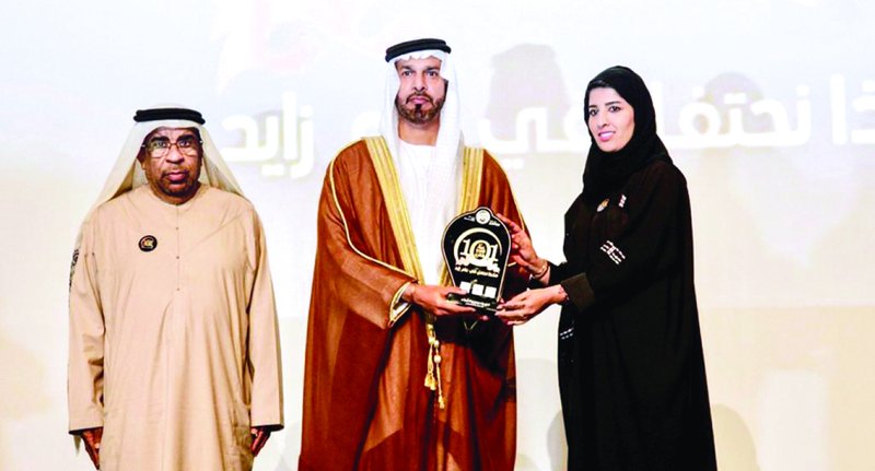 "خلال تتويج الهيئة بالجائزة | البيان"
