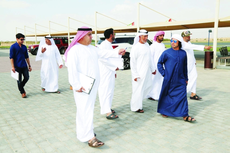 "■ نصر النيادي خلال الجولة الميدانية | البيان"