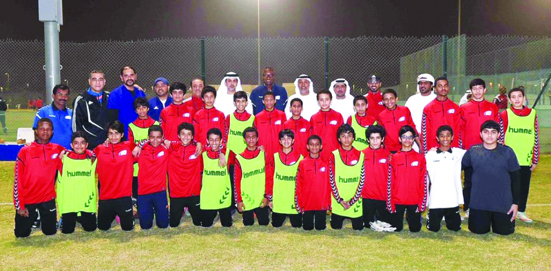 "Ⅶ عمر بن زايد يتوسط اللاعبين الصغار في أكاديمية السماوي | البيان"