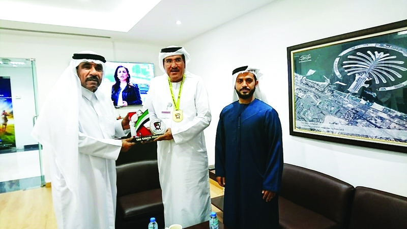 "ناصر الرزوقي وحميد شامس خلال تكريم عبد الرحمن أمين | البيان"