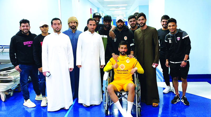 "علي الحوسني بعد خروجه من مستشفى راشد برفقة إدارة عجمان وشقيقه عادل | البيان"