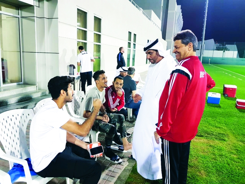 "نقاش بين اللاعبين والجهاز الإداري | البيان"
