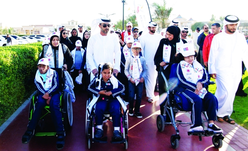 "عبد العزيز النعيمي وحصة بو حميد خلال المشاركة في المبادرة | وام"