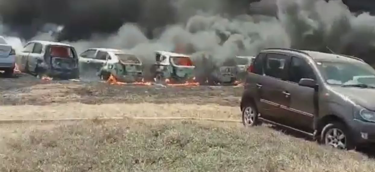 بالفيديو..احتراق مئات السيارات خلال عرض جوي في الهند