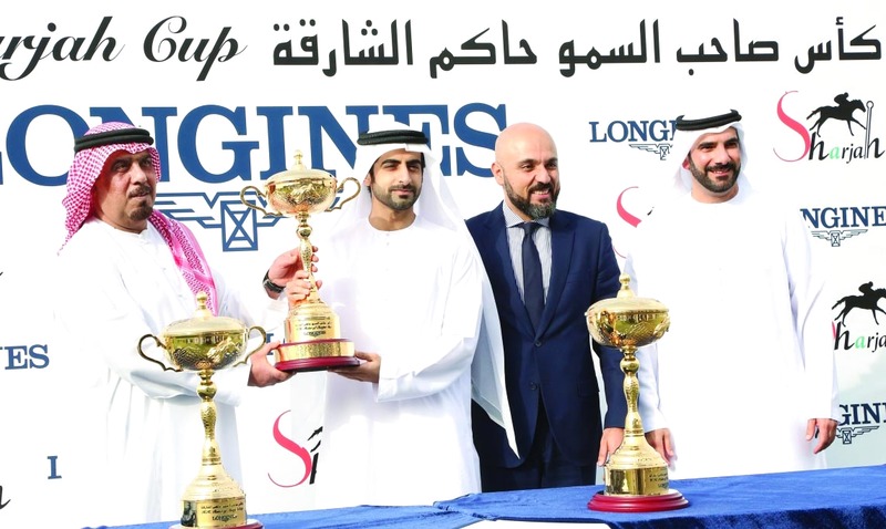 "عبدالله القاسمي يتسلم كأس البطولة من سالم القاسمي بحضور سلطان اليحيائي وباتريك عون | تصوير: غلام كاركر"