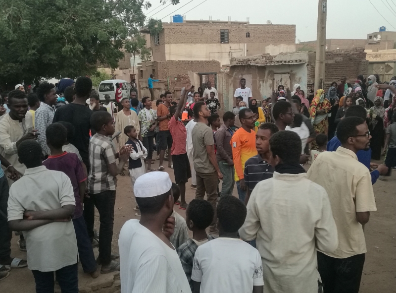 الجيش ينتشر في شوارع الخرطوم مع بدء تطبيق الطوارئ