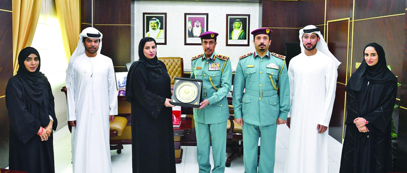 "Ⅶ فاطمة المسافري تقدم درعاً تذكارية لقائد عام شرطة عجمان | البيان"