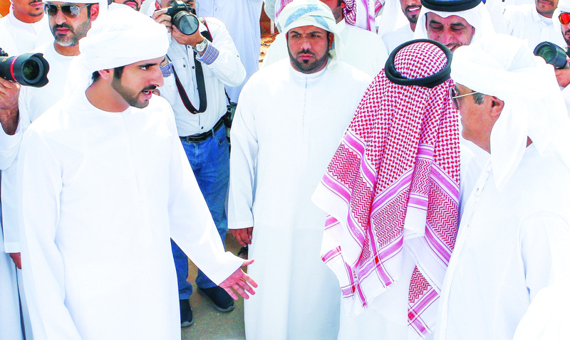 "Ⅶ حمدان بن محمد لدى وصوله لمتابعة ختامي هجن الوثبة بحضور سلطان بن حمدان | تصوير سيف الكعبي"