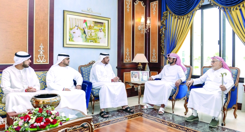 "عمار النعيمي يتعرف على خطة تنظيم اليوم الرياضي من فريق العمل | وام"