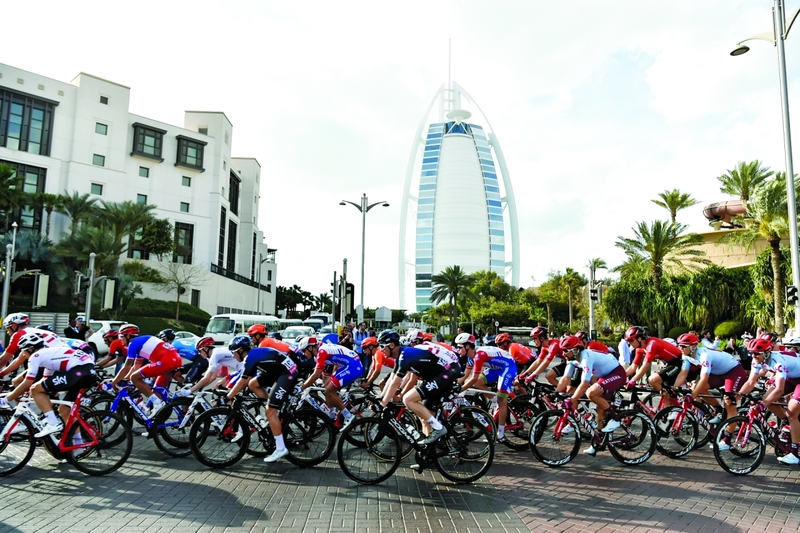 "من سباق طواف الإمارات أمام برج العرب | البيان"