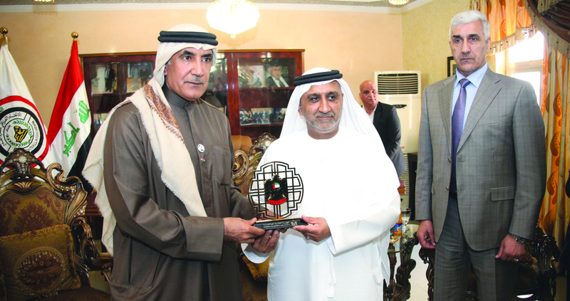 "حسن الشحي سفير الدولة في العراق يتلقى من محمد الرميثي درع «الهيئة» بحضور أحمد العبيدي | تصوير: مرهف العساف"