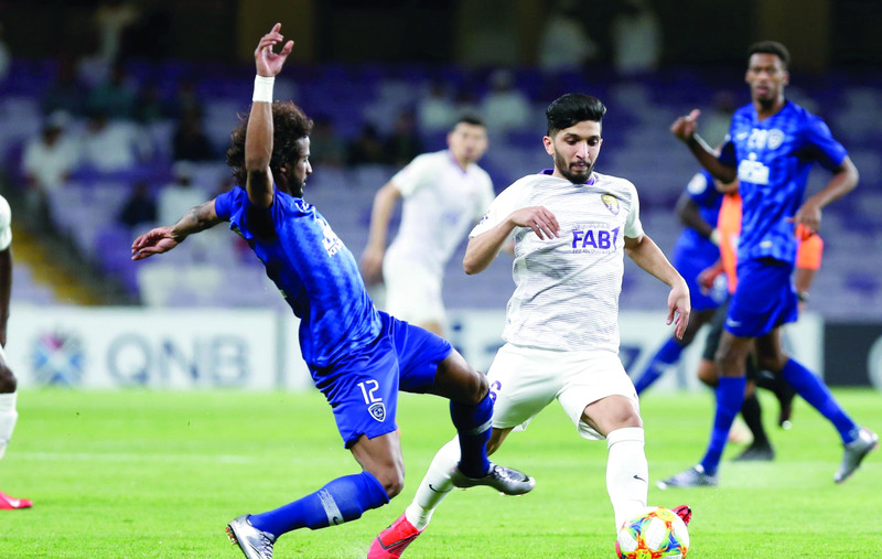 "صراع على الكرة في مباراة العين والهلال | تصوير: عمران خالد"