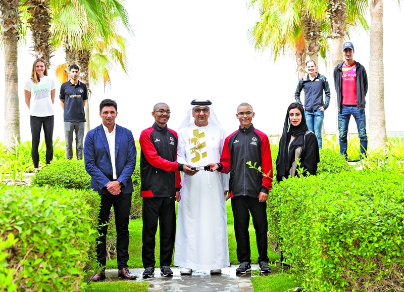 "عارف العواني مع نجوم العالم المشاركين في البطولة | البيان"