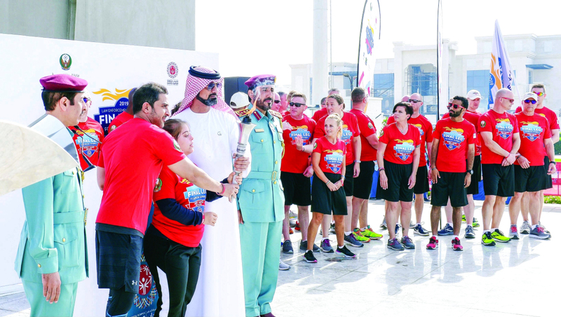 "عمار النعيمي خلال مراسم تسلّم «شعلة الأمل» | وام"